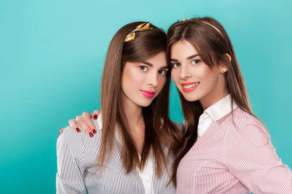 Hermanas gemelas sobre fondo azul . —  Fotos de Stock