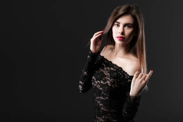 Femeie frumoasă într-o rochie neagră — Fotografie, imagine de stoc