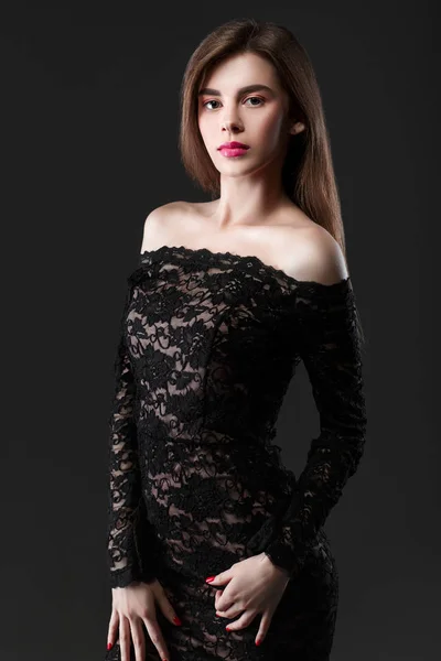 Hermosa mujer en un vestido negro — Foto de Stock