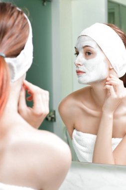 Yüzünde maske olan kadın.