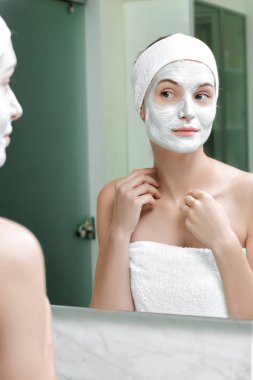 Yüzünde maske olan kadın.