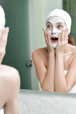 Yüzünde maske olan kadın.