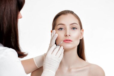 enjeksiyon dudaklarından alma kadın.