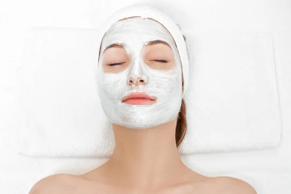 Woman getting facial mask in spa — Stock Photo, Image