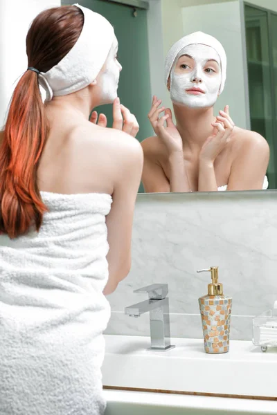 Mulher com uma máscara no rosto — Fotografia de Stock