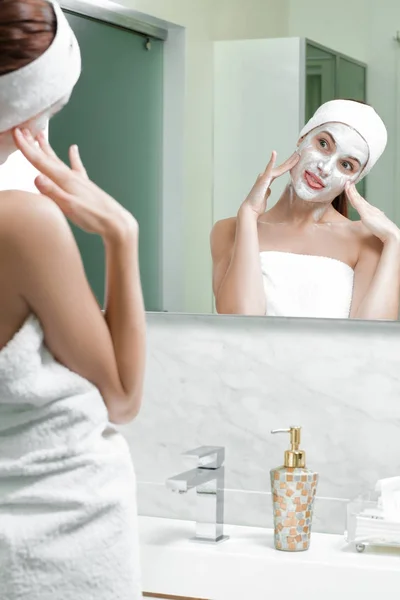 Nő egy maszk az arcán — Stock Fotó