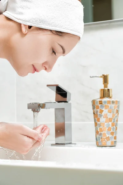 Mujer atractiva para lavar en el baño — Foto de Stock