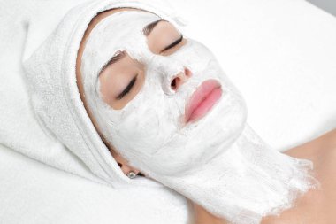 kadın yüz maskesi spa içinde getting