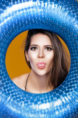 Kauçuk halka ile bikinili kadın