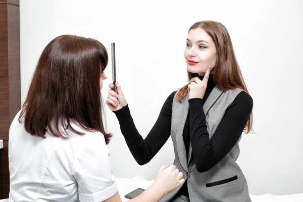 Cosmetologista e jovem mulher — Fotografia de Stock