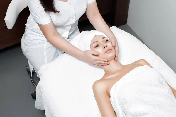 Mulher recebendo massagem facial no salão de Spa — Fotografia de Stock