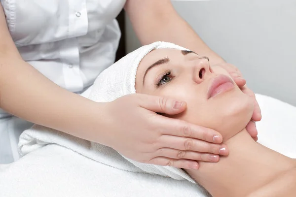 Vrouw ontvangt gezichtsmassage in Spa salon — Stockfoto