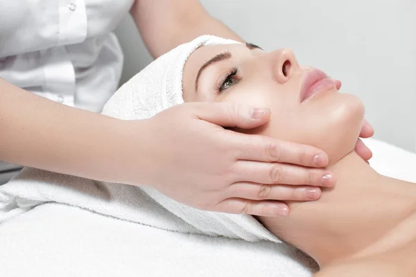 Woman receiving facial massage at spa salon — Stock Photo, Image