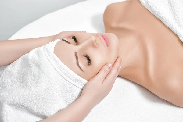 Woman receiving facial massage at spa salon — Stock Photo, Image