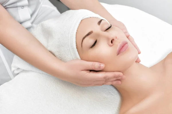 Mulher recebendo massagem facial no salão de Spa — Fotografia de Stock