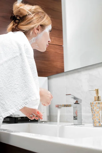 Attractive woman to wash in bathroom — Stock Photo, Image