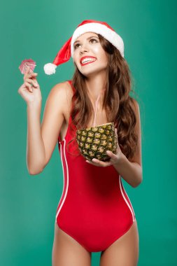 kadın bikini yaz kokteyl ananas içiyor.