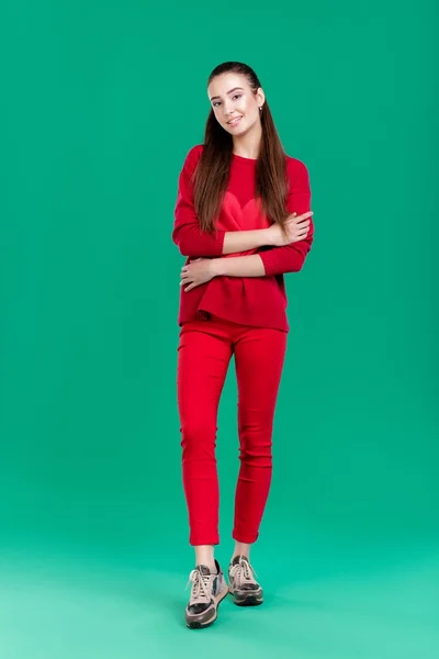 Frau im roten Pullover auf grünem Hintergrund — Stockfoto