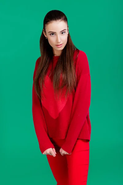 Mujer en suéter rojo sobre fondo verde — Foto de Stock