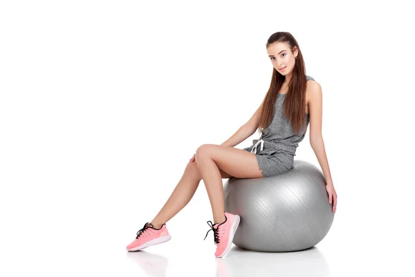 Женщина в спортивной одежде с мячом — стоковое фото
