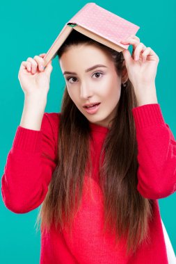 güzel kız kitap okur