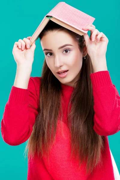 güzel kız kitap okur