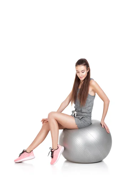 Mulher em roupas esportivas com bola de fitness — Fotografia de Stock