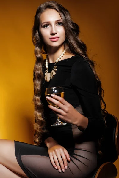Vrouw met een glas champagne — Stockfoto