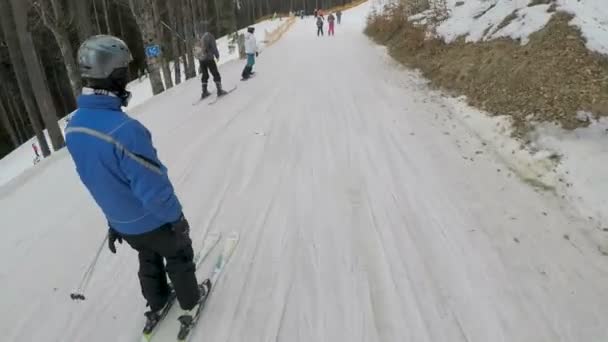 Esquiadores esquiando en pistas en la estación de esquí de Bukovel . — Vídeos de Stock