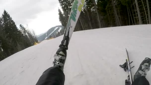 Esquiadores caen en la pista — Vídeo de stock