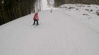 Aşağı Bukovel Kayak merkezinde yamaçlarında Kayak kayakçı.