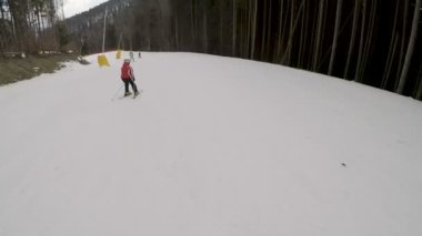 Aşağı Bukovel Kayak merkezinde yamaçlarında Kayak kayakçı.