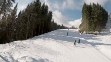Aşağı Bukovel Kayak merkezinde yamaçlarında Kayak kayakçı.