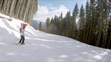 Aşağı Bukovel Kayak merkezinde yamaçlarında Kayak kayakçı.