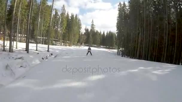 Σκιέρ κατάβαση στις πίστες στο χιονοδρομικό κέντρο Bukovel. — Αρχείο Βίντεο