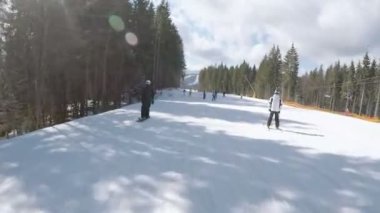Aşağı Bukovel Kayak merkezinde yamaçlarında Kayak kayakçı.