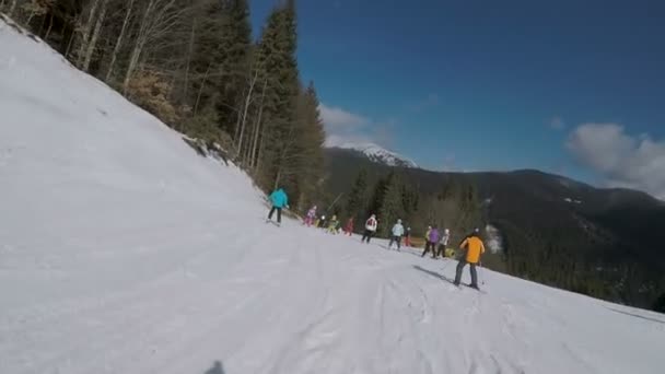 Skidåkare skidor ner i backarna i skidorten Bukovel. — Stockvideo