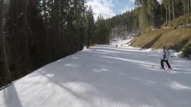 Skiërs naar beneden skiën op de hellingen in Boekovel skigebied. — Stockvideo