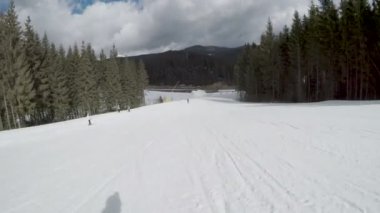 Aşağı Bukovel Kayak merkezinde yamaçlarında Kayak kayakçı.