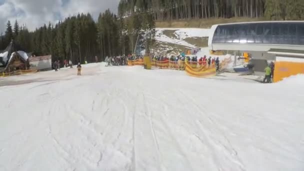 Gli sciatori scendono dagli impianti di risalita — Video Stock