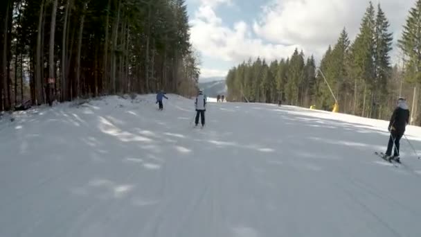 Σκιέρ κατάβαση στις πίστες στο χιονοδρομικό κέντρο Bukovel. — Αρχείο Βίντεο