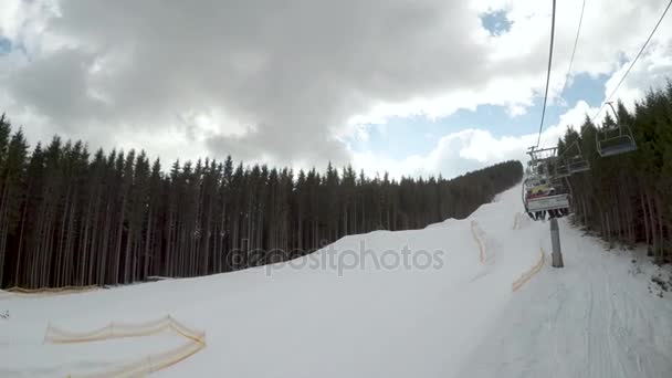 Skilift mit Skifahrern. — Stockvideo