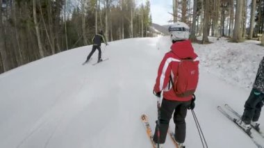 Aşağı Bukovel Kayak merkezinde yamaçlarında Kayak kayakçı.