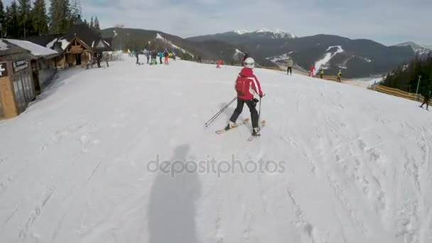 Esquiadores esquiando en pistas en la estación de esquí de Bukovel . — Vídeo de stock