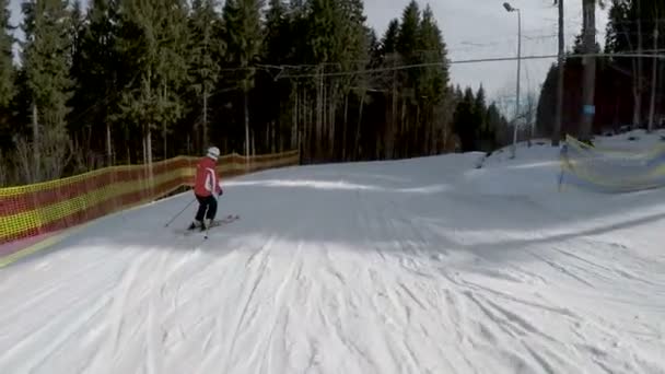 Skiërs naar beneden skiën op de hellingen in Boekovel skigebied. — Stockvideo