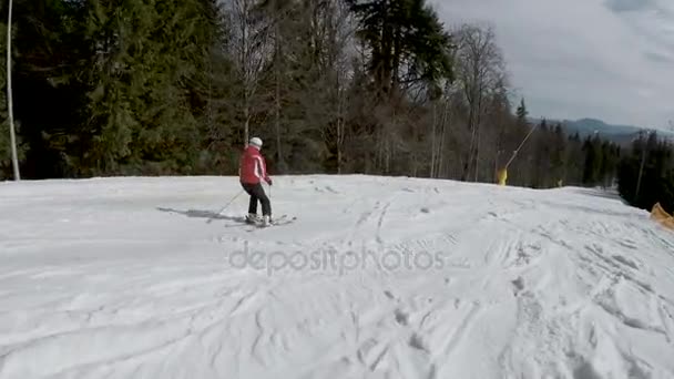 Sciatori che sciano sulle piste nella stazione sciistica di Bukovel . — Video Stock