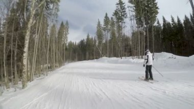 Aşağı yamaçlarında Kayak kayakçı