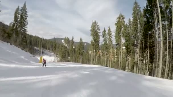 Lyžaři, lyžování na svazích dolů — Stock video