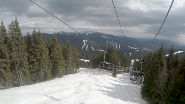 Lyžařský vlek s lyžaři. — Stock video