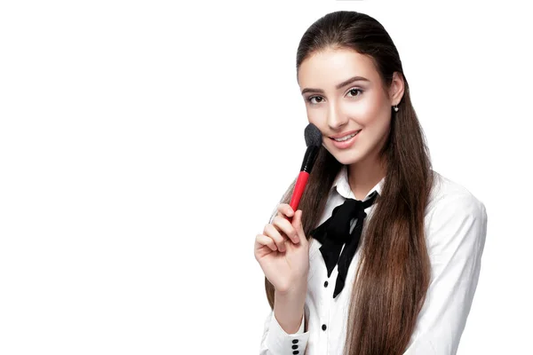 Vizážista drží make-up štětce — Stock fotografie
